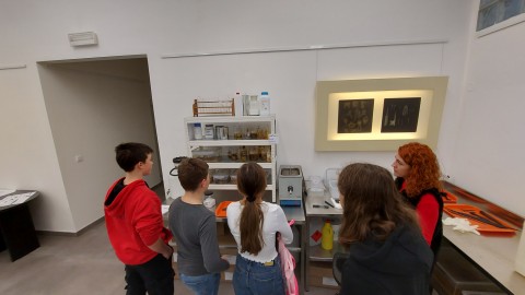 Badatelský kroužek - historie navštívil expozici Archeologie a detektory kovů ve Slováckém muzeu