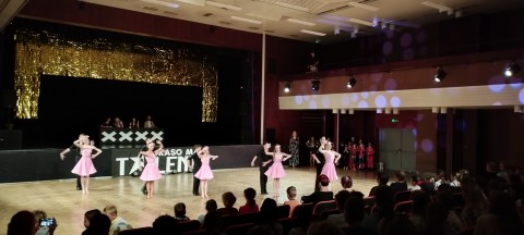 Žáci na tanečním představení Rokaso má talent