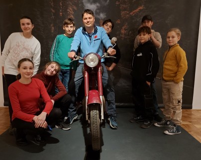 Badatelský kroužek - historie navštívil krásnou výstavu motocyklů JAWA ve Slováckém muzeu