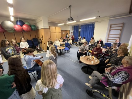 Školní družina oslavila Světový den laskavosti se seniory