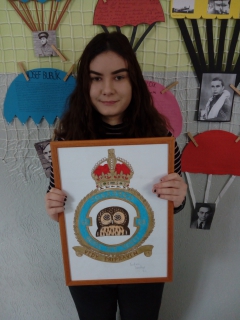 Andrea Trmalová z 9.C namalovala znak 68.noční stíhací perutě RAF