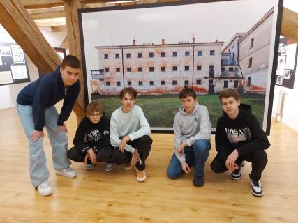 Tým žáků projektu Příběhy bezpráví - Z místa, kde žijeme se zúčastnil výukového programu Jak přežít totalitu.