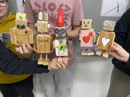 Šesťáci v dílnách vyrobili dřevěné roboty