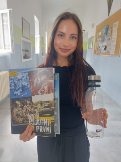 Julie Elen Remešová z 8.B se stala výherkyní soutěže POKOS za měsíc červen 2025