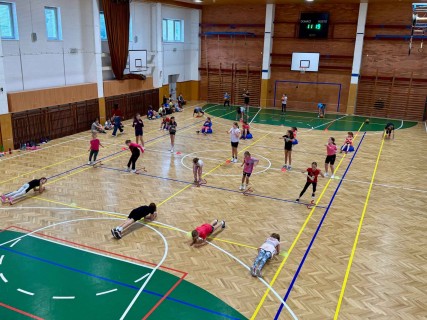 Čtvrťáci a páťáci si poprvé zacvičili Tabatu!