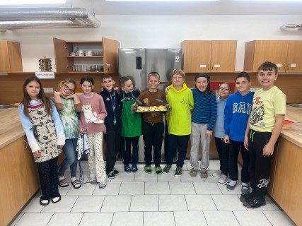 Pečení Svatomartinských rohlíčků ve školní družině