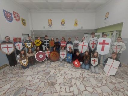 Žáci sedmých tříd si vyrobili středověké a starověké štíty a erby