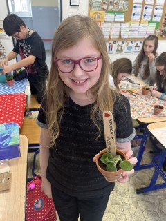 Děti z 5.A v roli zahradníků i výtvarníků