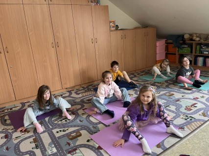 Malí jogíni v akci: Jak v družině rozvíjíme tělo i mysl